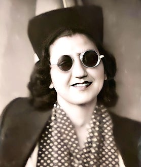 Imagen secundaria 2 - Científicas, empresarias, periodistas, matemáticas...ningún campo les fue ajeno a estas mujeres que, pese al machismo enraizado en la sociedad de las épocas que les tocó vivir, trabajaron y lucharon a la par que los hombres, pese a que muchas lo hicieron en las sombras. Tres ejemplos de ello son Margarita de Mayo Izarra, investigadora y escritora; Laura Heredero, empresaria, o María Fernández-Sanguino Morales, periodista.