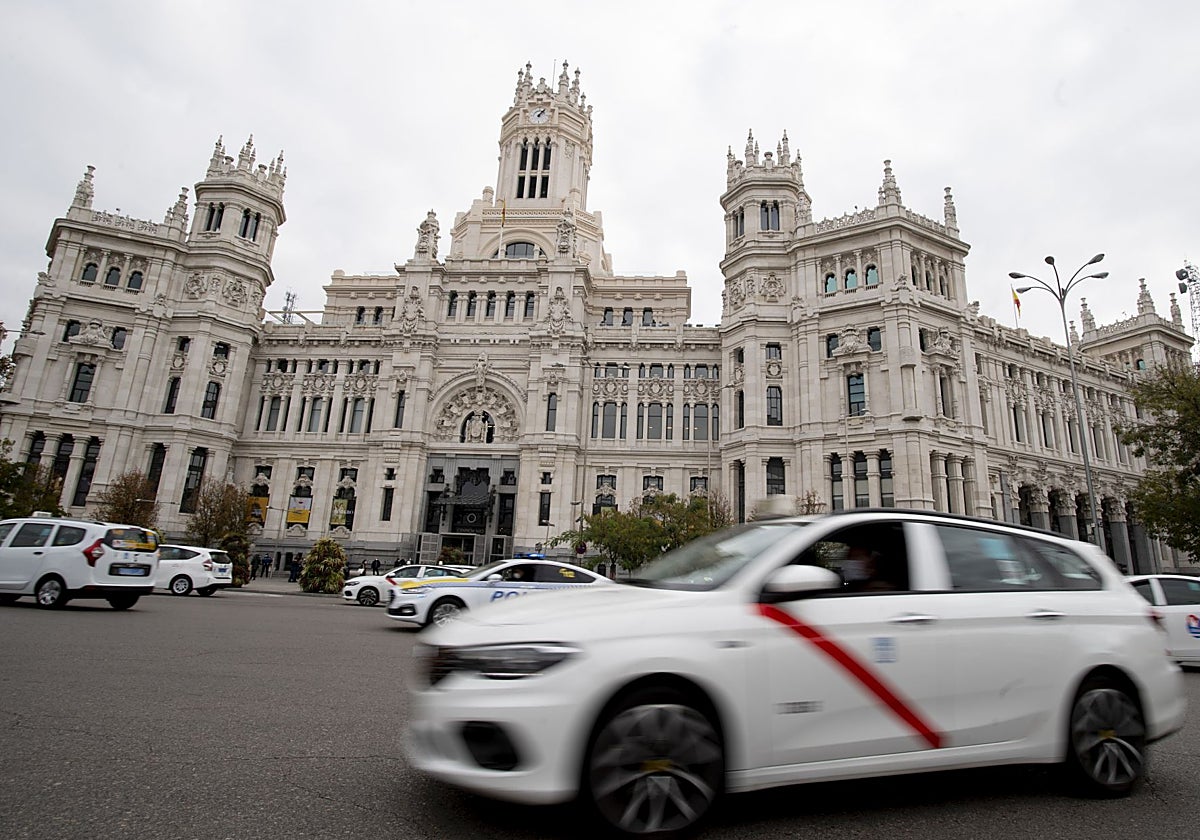 Un taxi, circulando por el centro de Madrid