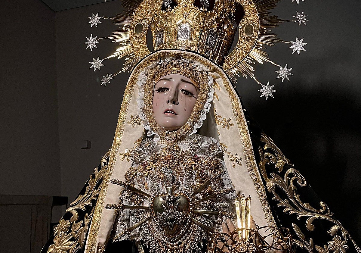 Nuestra Señora de los Dolores, con el manto de Alburquerque, dispuesta para al Vía Crucis Magno