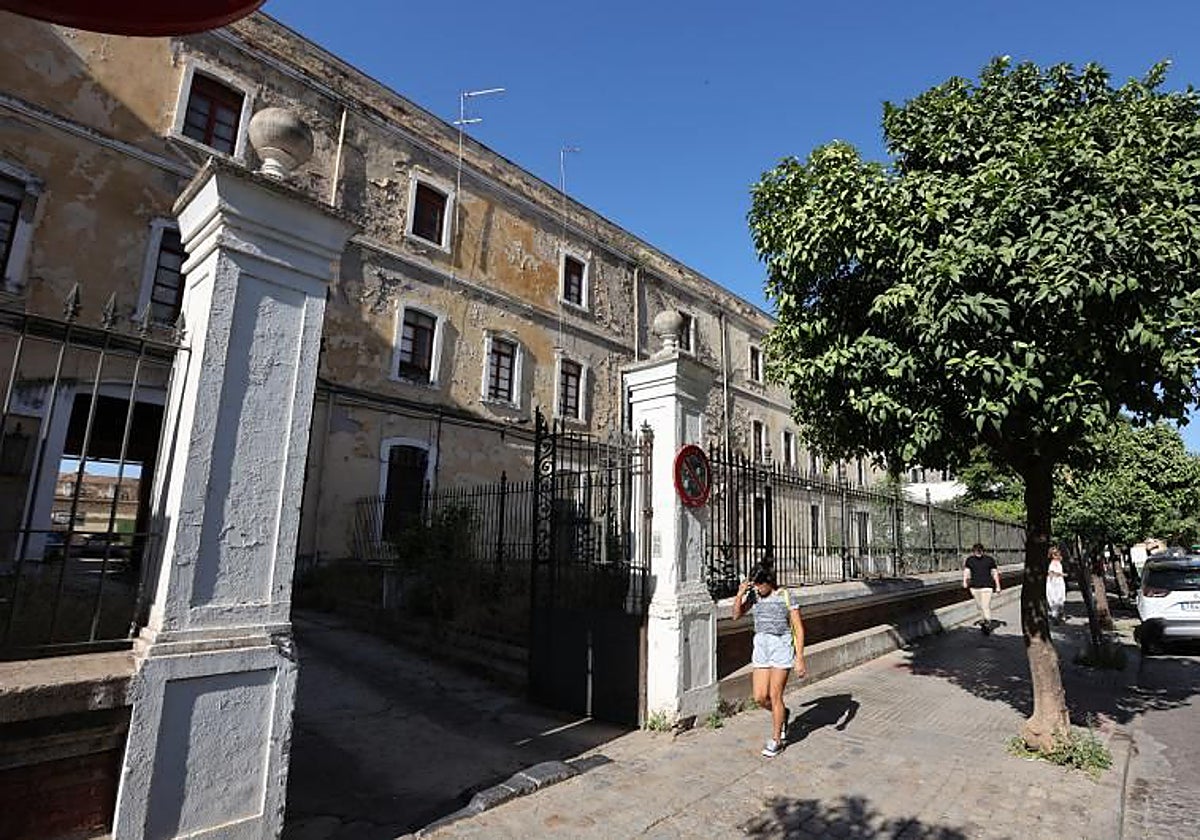 Fachada de la Zona, antiguo cuartel militar en el centro de la capital cordobesa