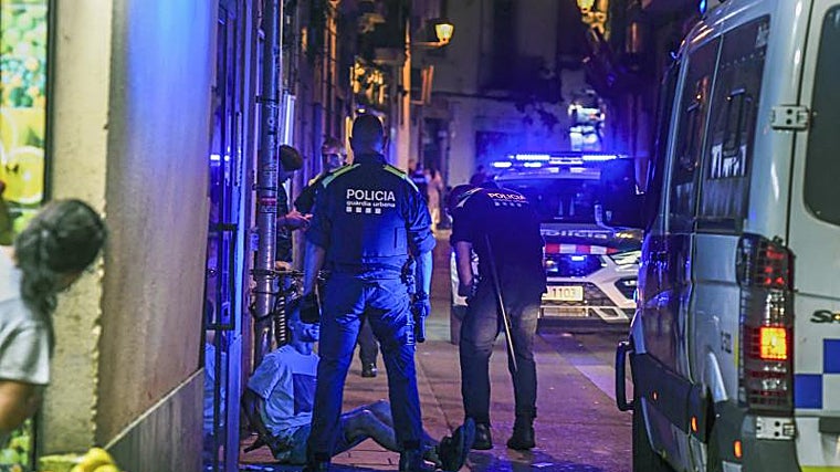 Agentes de la Urbana custodian a un detenido en el Raval de Barcelona