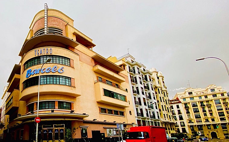 Imagen principal - El Teatro Barceló, creado en 1930 bajo la estética 'art-decó' convive en el catálogo de Luis Gutiérrez Soto con el imponente Ministerio del Aire (1956) y las viviendas de la calle Juan Bravoi (1951)