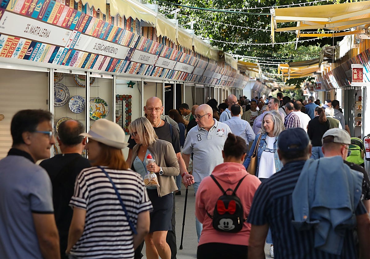 Visitantes a Farcama en el día de ayer en su nueva ubicación en el paseo de Recaredo