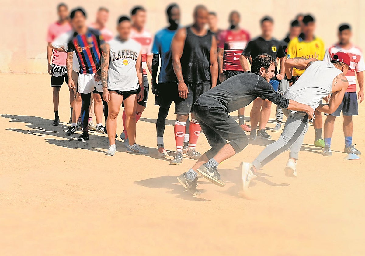 Practicando placajes en el patio de la cárcel de Estremera