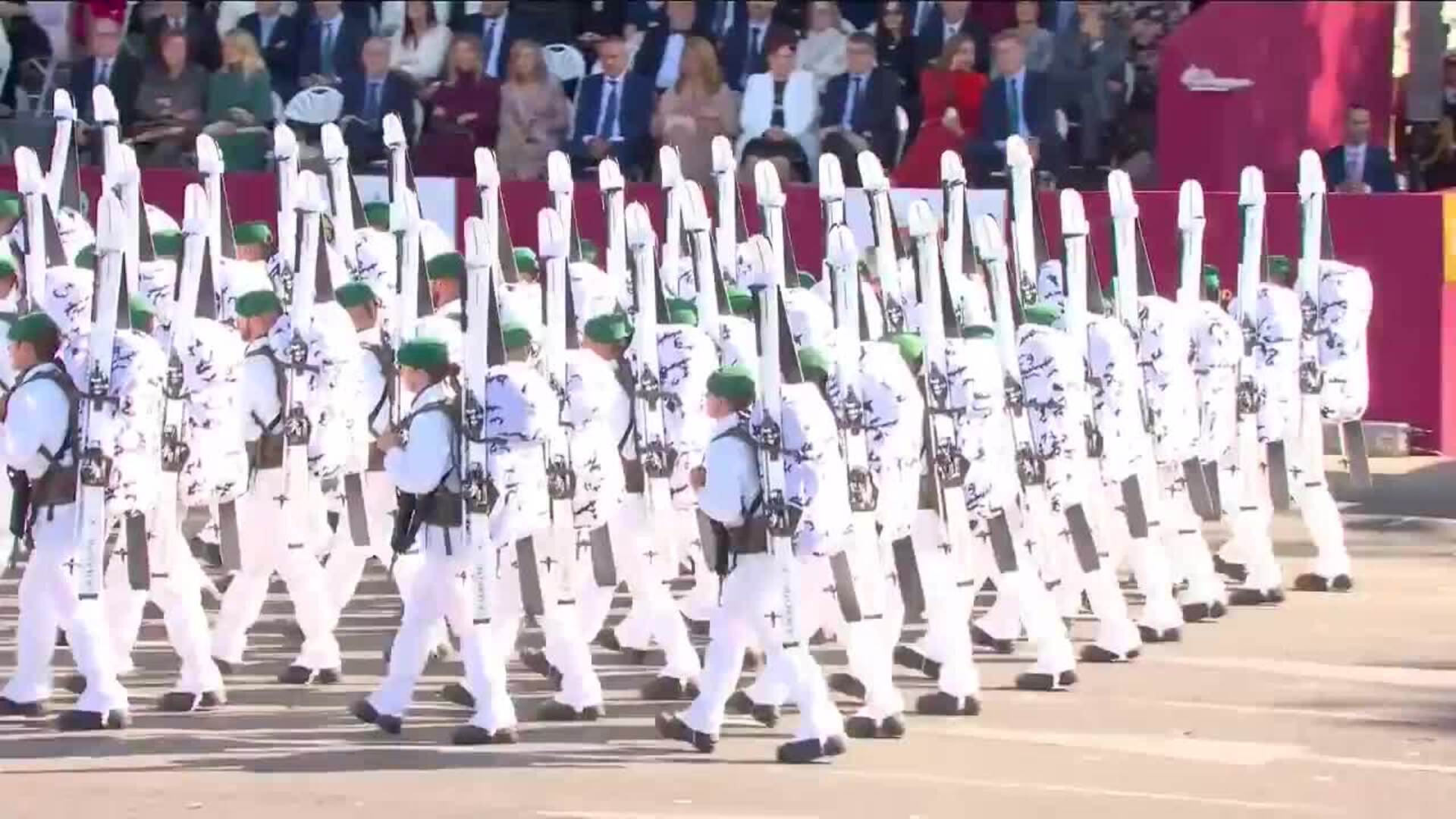 Los ciudadanos arropan a las Fuerzas Armadas en un desfile con menos aviones por las nubes