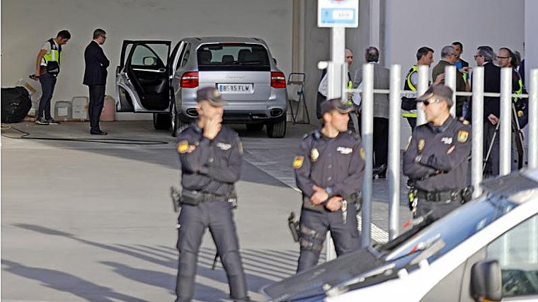 El escenario del crimen, con el coche de la víctima en el lavadero del concesionario de coches regentado por su yerno