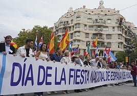 Miles de personas celebran el 12 de octubre en el centro de Barcelona