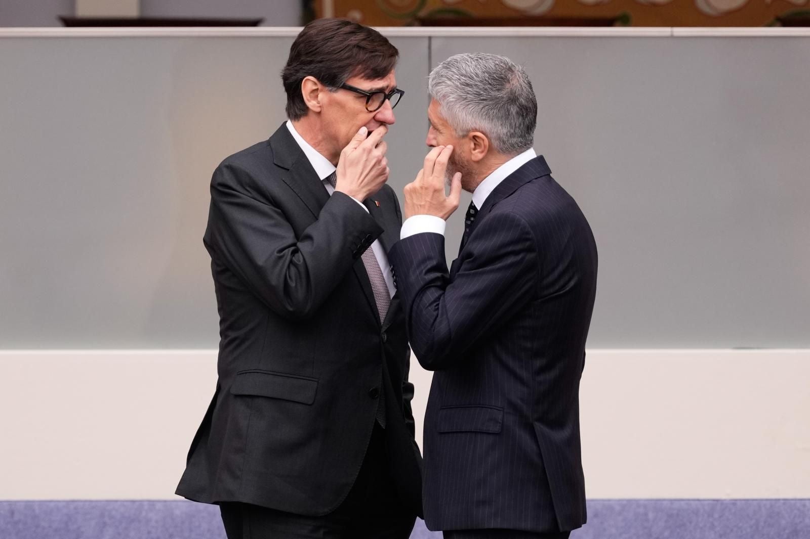 El presidente de la Generalitat, Salvador Illa, y el ministro del Interior, Fernando Grande-Marlaska, hablando antes de que arrancaran los actos