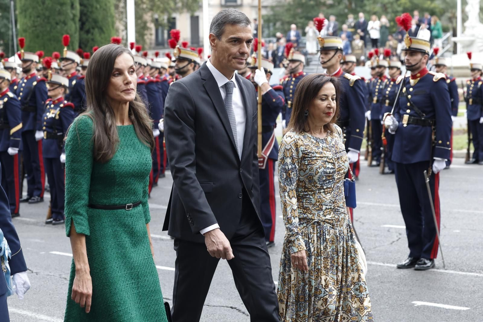 Pedro Sánchez, en la imagen  junto a la Reina Letizia y la ministra Robles, ha recibido múltiples abucheos a su llegada al palco presidencial