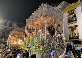 El apoteósico encuentro de la Vírgenes de la Esperanza y la Paz al regreso del Vía Crucis Magno de Córdoba