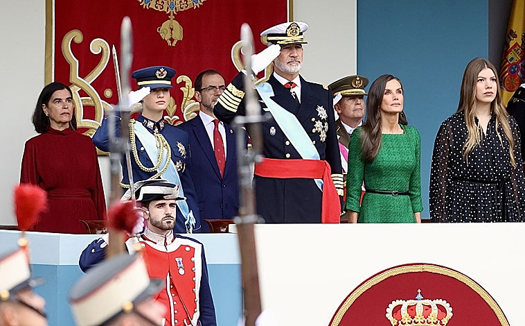 Imagen principal - La familia real, la exhibición aérea y el presidente de las Cortes de Castilla y León, Carlos Pollán, en las celebraciones por el Día de la Hispanidad