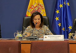 Robles agradece la labor de los militares en el exterior y pide que la bandera española «ondee bien alto»