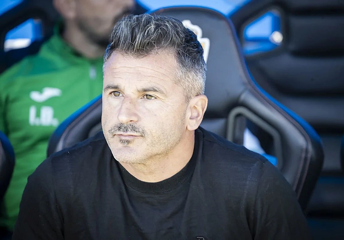 Iván Ania antes del comienzo del partido entre el Córdoba y el Real Zaragoza