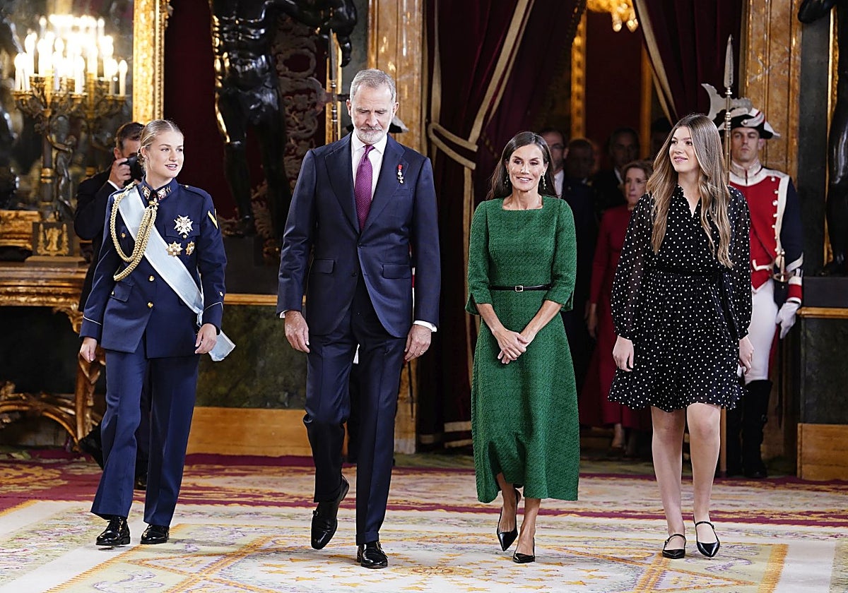 Los Reyes y sus hijas, al inicio del besamanos en el Salón del Trono por el día de la Fiesta Nacional