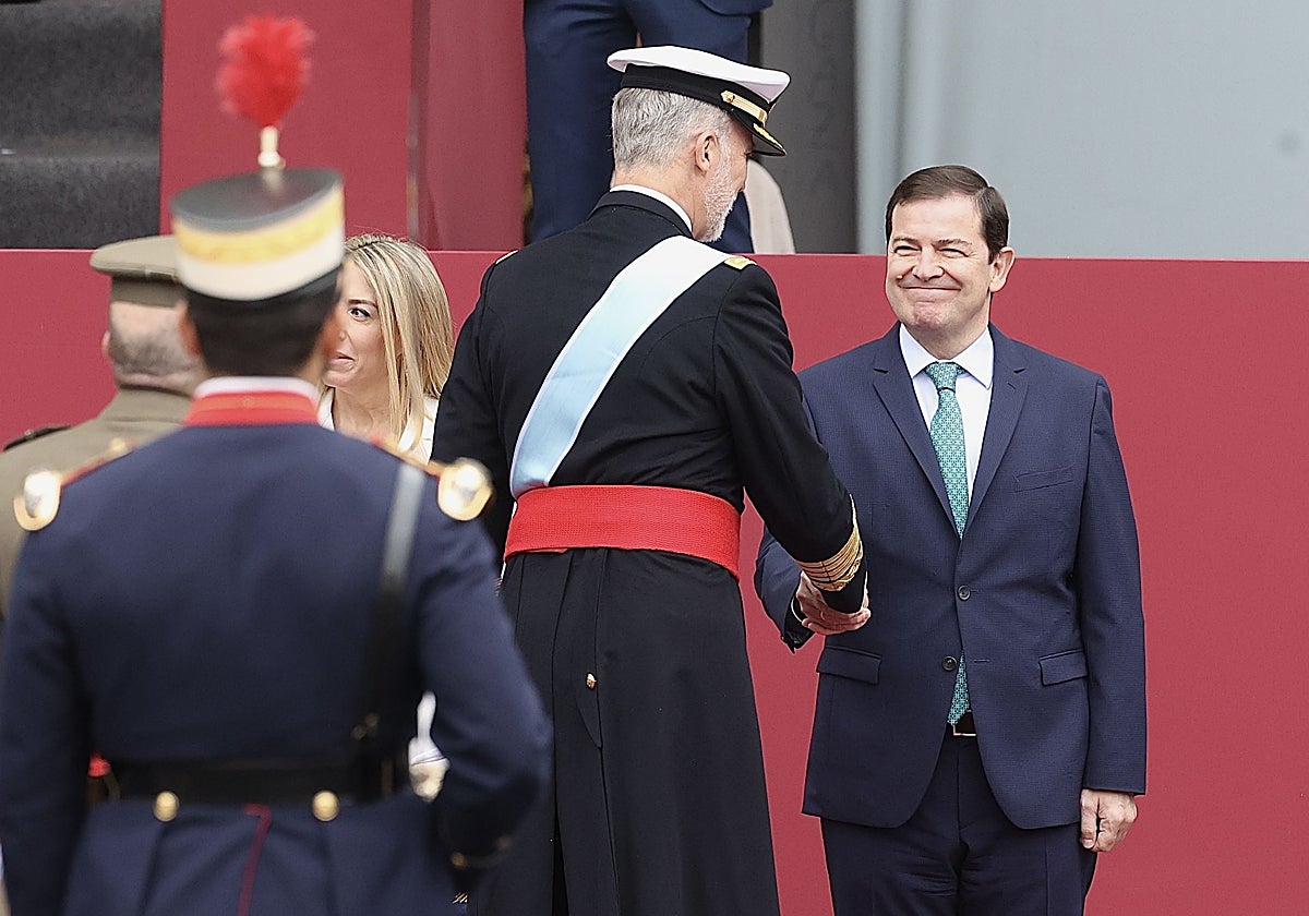 El presidente de la Junta, Alfonso Fernández Mañueco, estrecha la mano del Rey de España