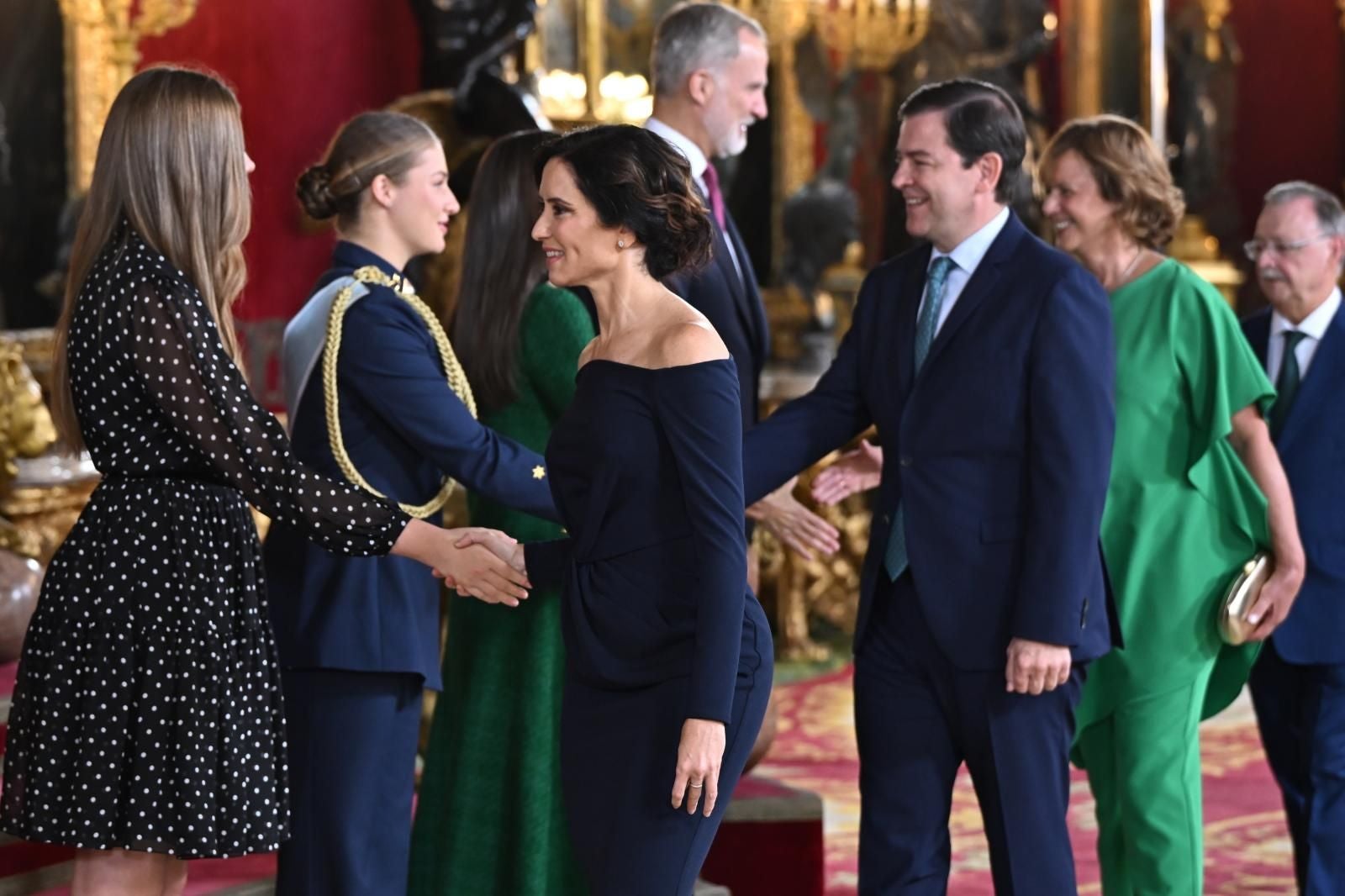 La presidenta de la Comunidad de Madrid, Isabel Díaz Ayuso, pasando por el besamanos