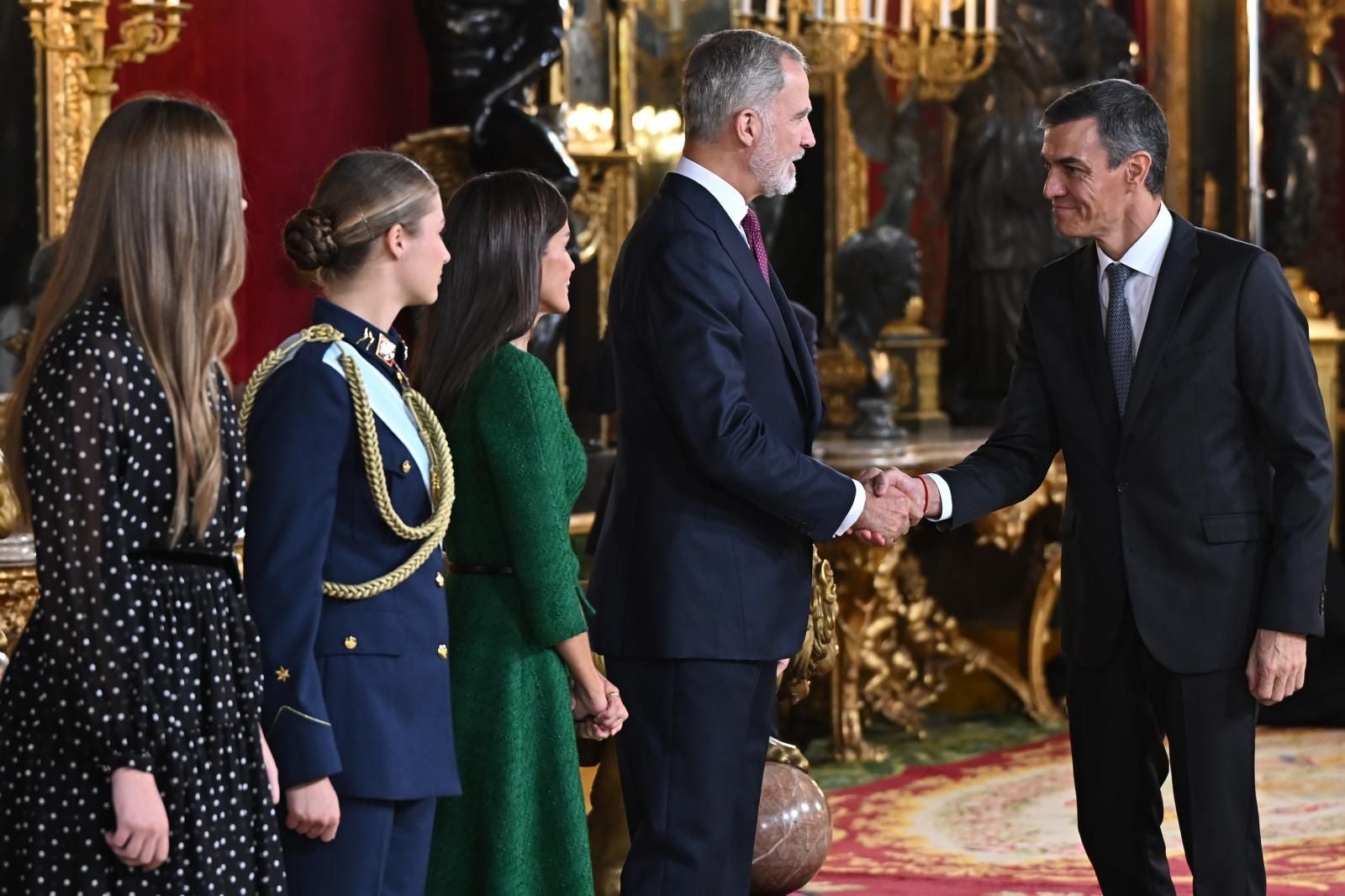 El presidente del Gobierno, Pedro Sánchez, ha sido el encargado de abrir la larga lista de invitados que pasan por el besamanos en el Palacio Real