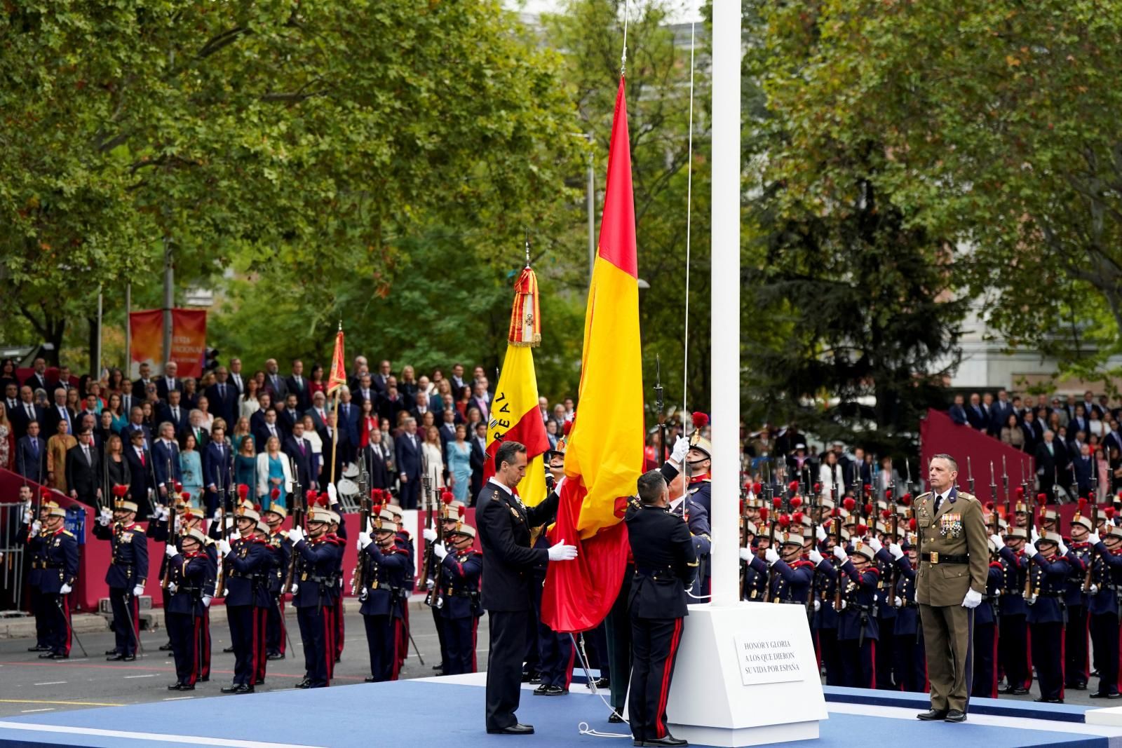 El izado de la bandera que justo habían acercado los dos paracaidistas ha sido el punto de inicio de los actos de la parada militar