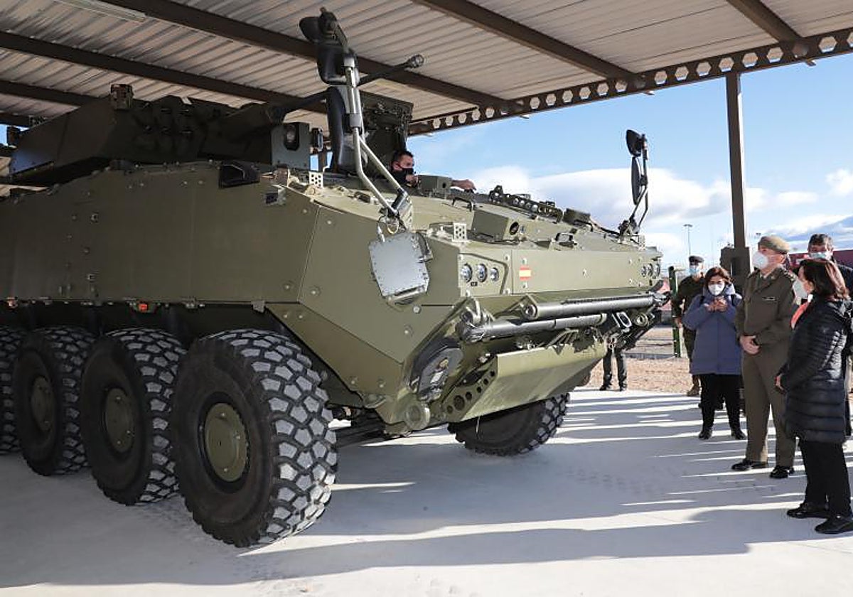 La ministra de Defensa, Margarita Robles, supervisando la evolución de los demostradores del vehículo 8x8 'Dragón' del Ejército en la Base 'Príncipe' de Paracuellos del Jarama