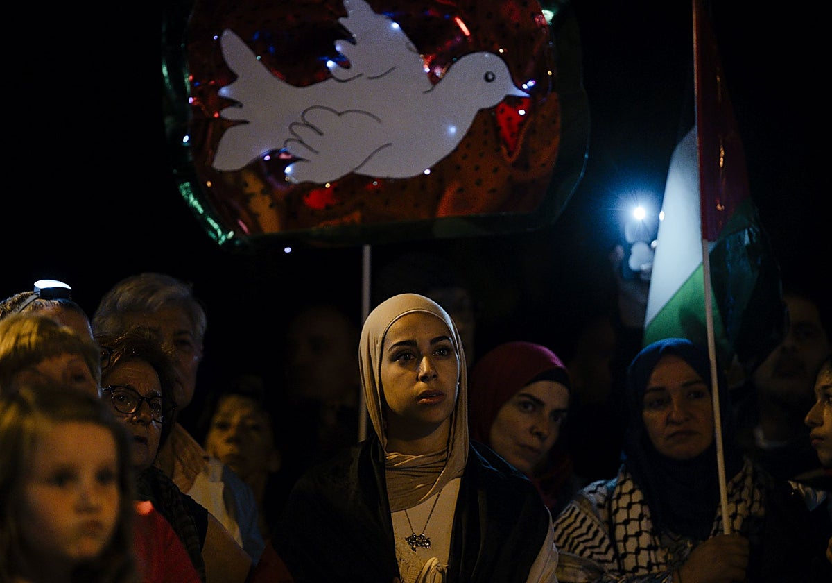 Mujeres musulmanas con el hiyab, en la manifestación por la paz de Madrid el 10 de octubre pasado