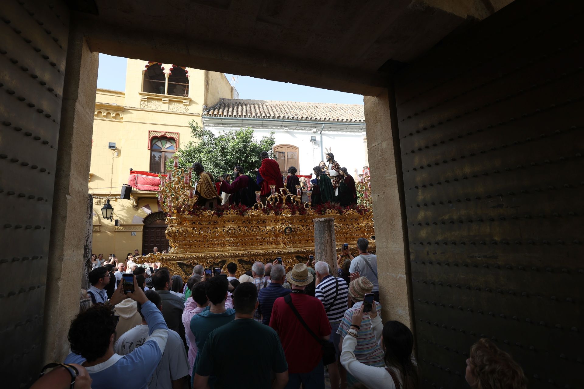 El alegre traslado de la Sagrada Cena de Córdoba y la Esperanza del Valle, en imágenes