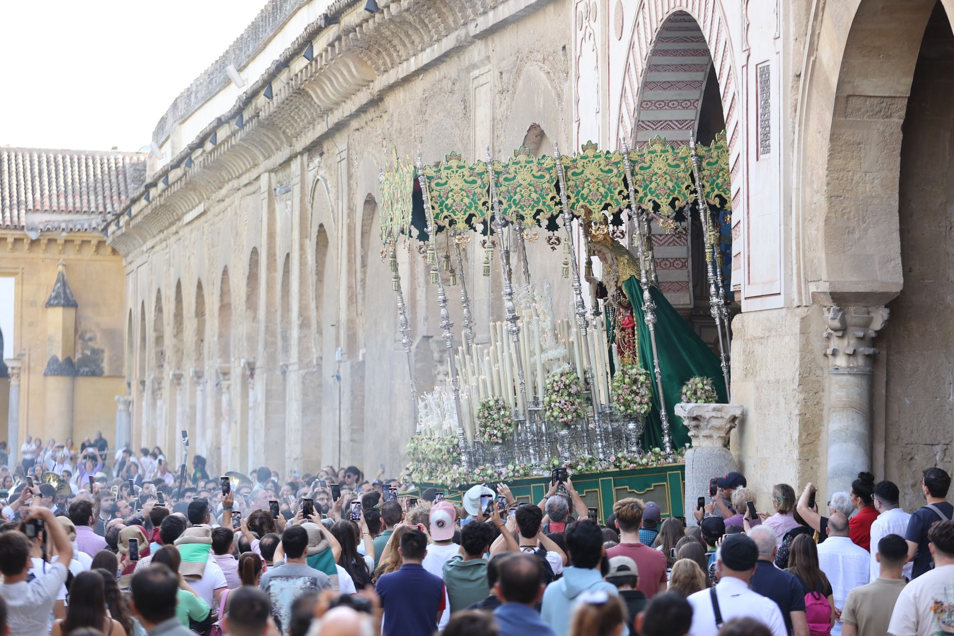 El alegre traslado de la Sagrada Cena de Córdoba y la Esperanza del Valle, en imágenes