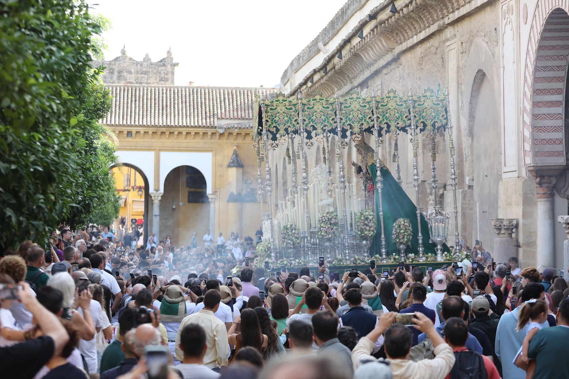 El alegre traslado de la Sagrada Cena de Córdoba y la Esperanza del Valle, en imágenes
