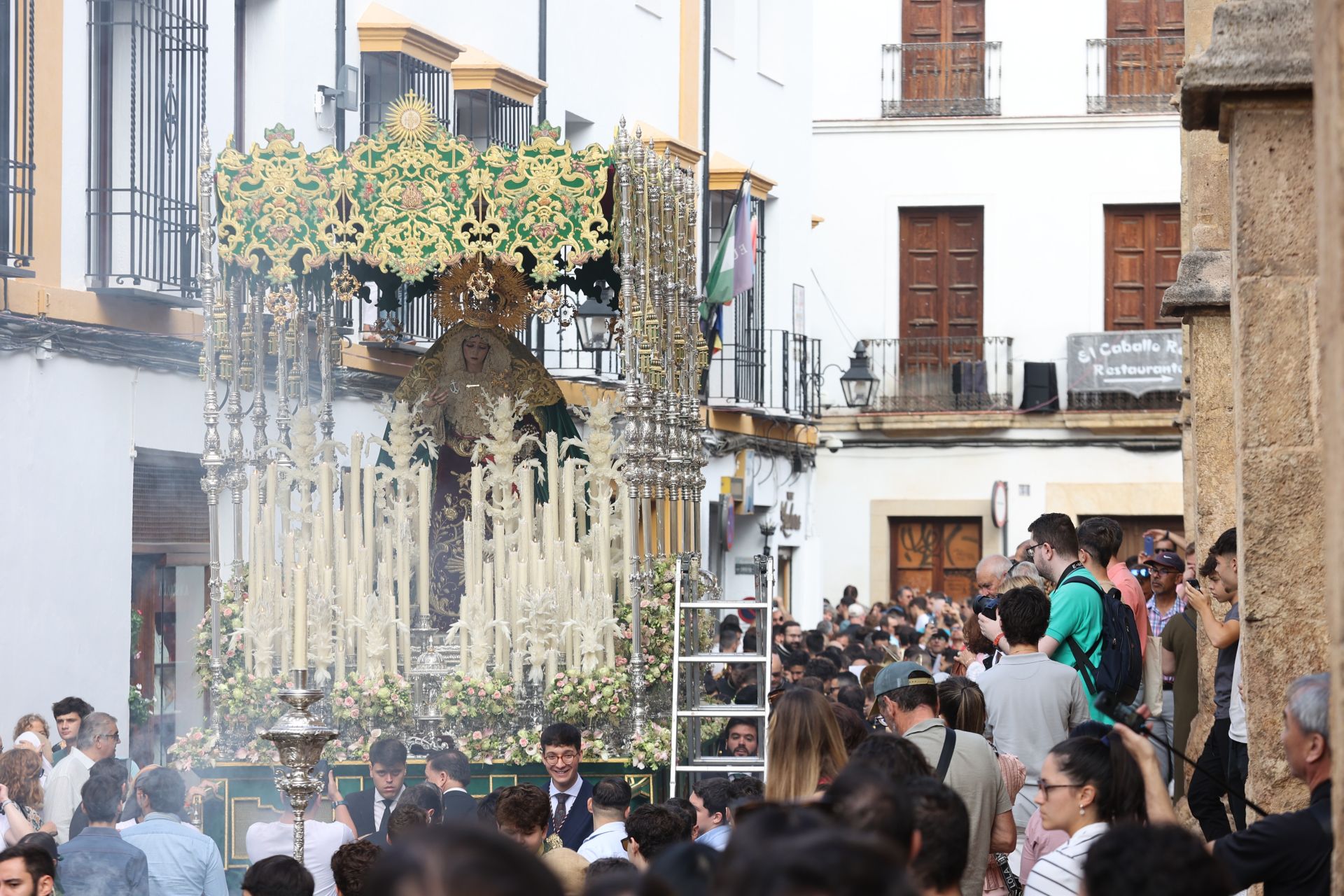 El alegre traslado de la Sagrada Cena de Córdoba y la Esperanza del Valle, en imágenes