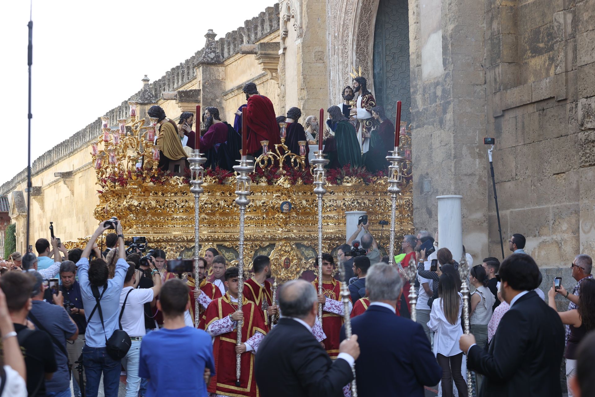 El alegre traslado de la Sagrada Cena de Córdoba y la Esperanza del Valle, en imágenes