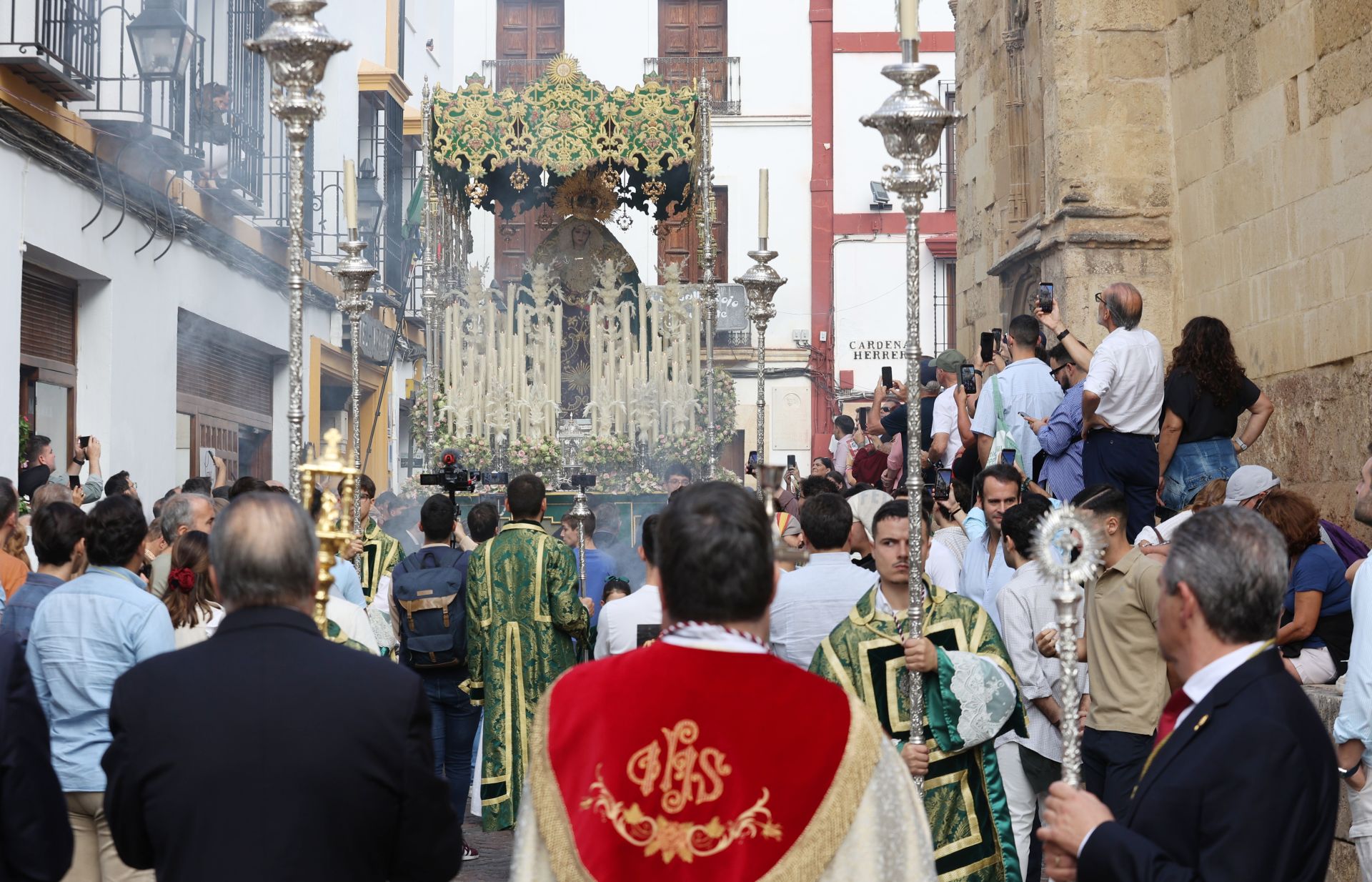 El alegre traslado de la Sagrada Cena de Córdoba y la Esperanza del Valle, en imágenes