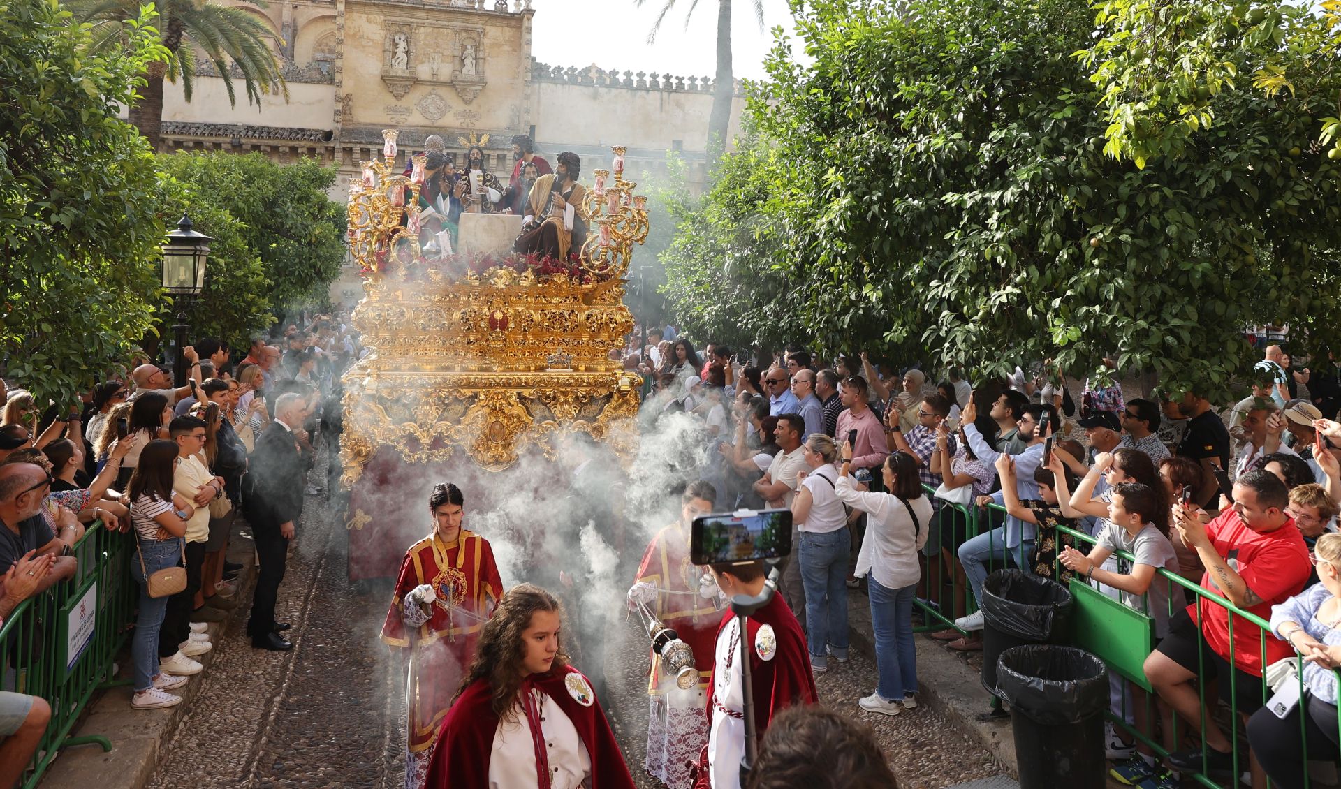El alegre traslado de la Sagrada Cena de Córdoba y la Esperanza del Valle, en imágenes