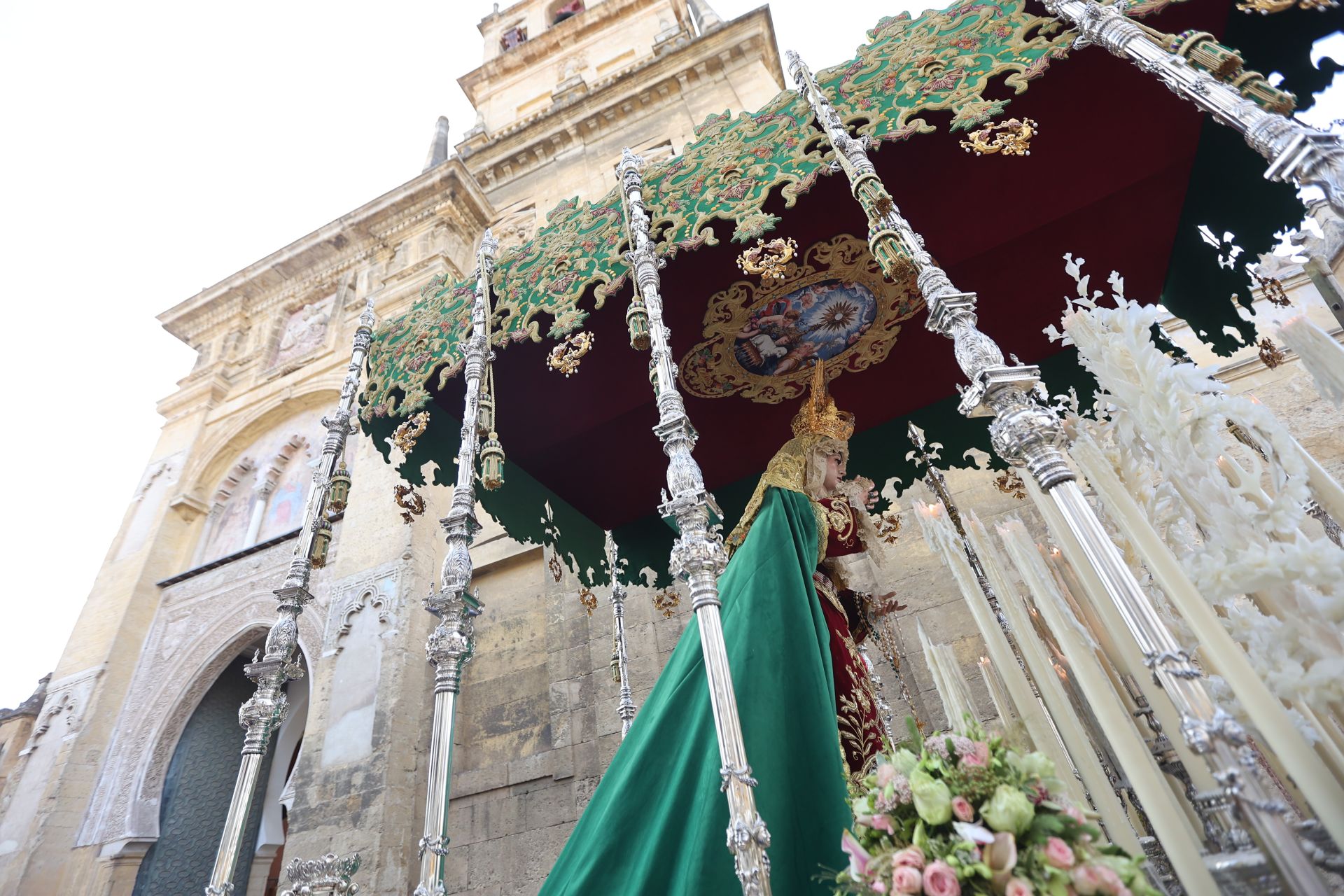 El alegre traslado de la Sagrada Cena de Córdoba y la Esperanza del Valle, en imágenes