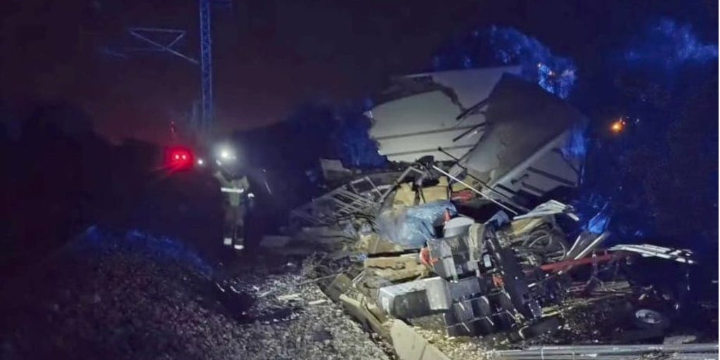 Muere el conductor de un camión tras salirse de la vía, volcar y chocar contra un tren de mercancías en Salamanca