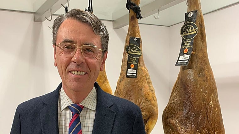Antonio Jesús Torralbo junto a dos jamones de la D.O. Los Pedroches