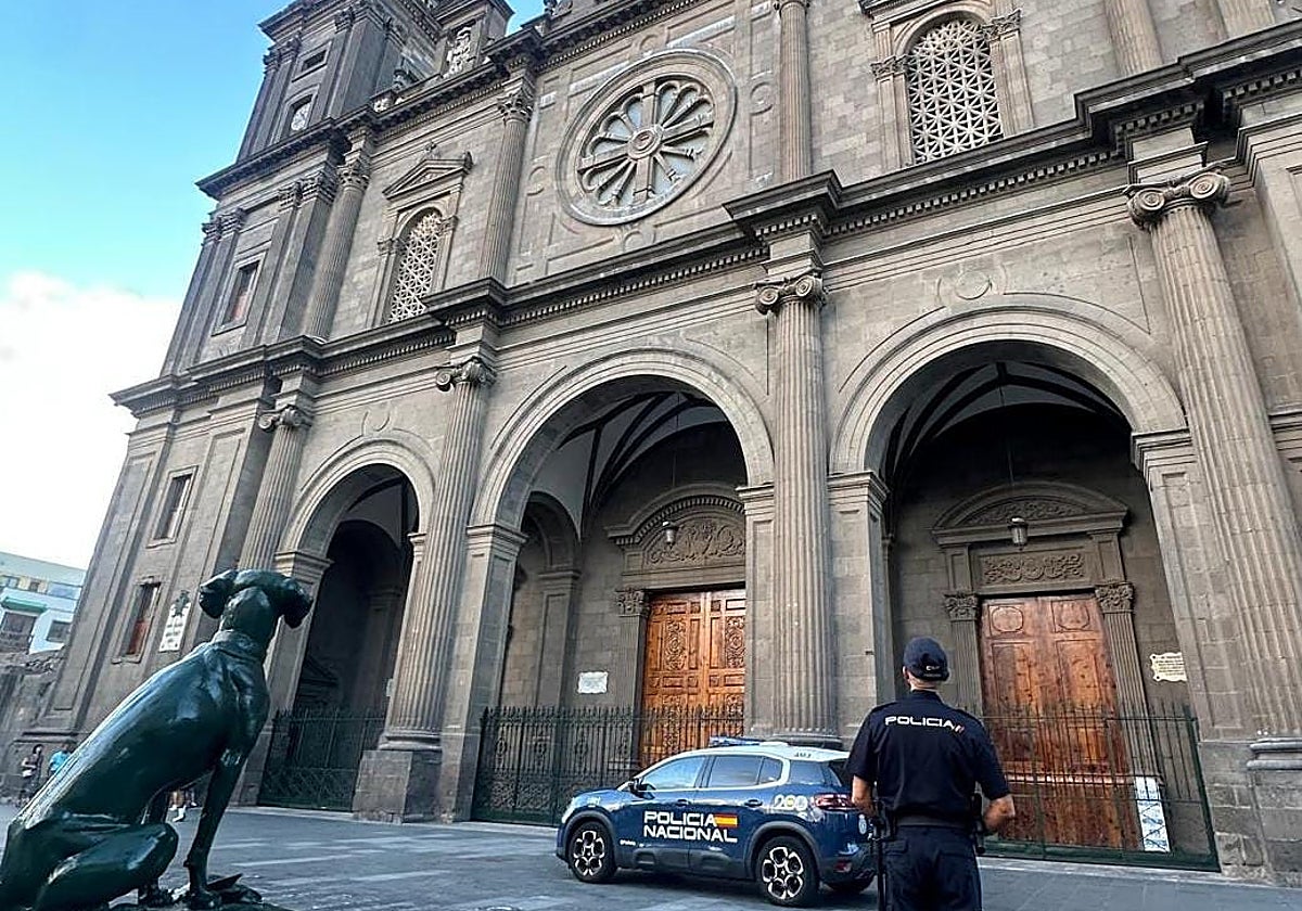 Un agente uniformado frente a la catedral de Santa Ana, donde se cometieron robos
