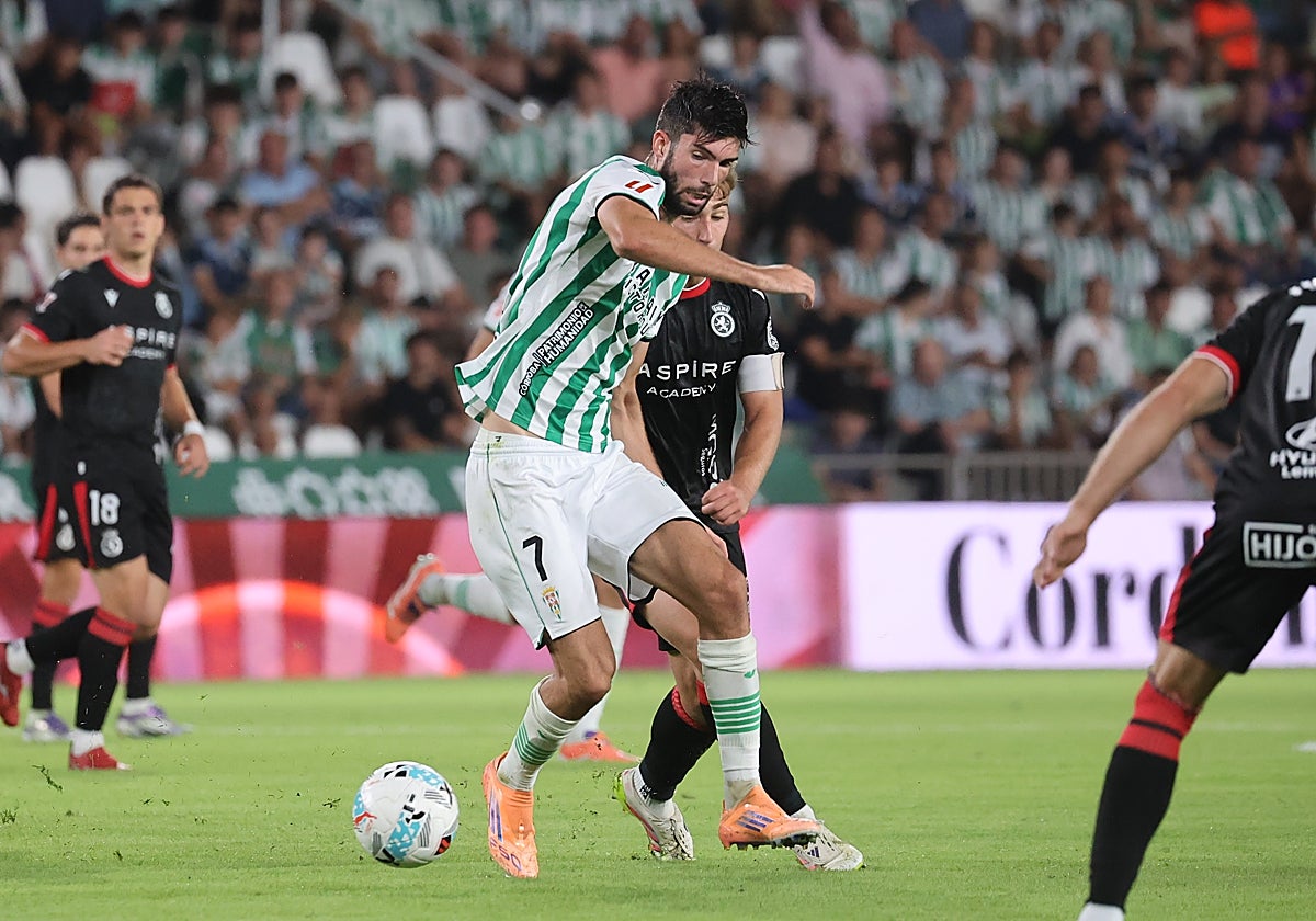 Théo Zidane brega con una pelota en el partido contra la Cultural Leonesa