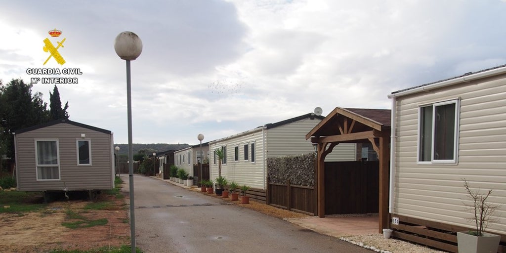 La Guardia Civil destapa un barrio ilegal de 'mobil homes' con 60 empadronados en Alicante: «Tenían hasta restaurante»
