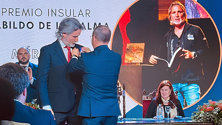 Alfonso Escalero recibe el Premio Cabildo de La Palma por su labor altruista en favor de la población afectada en la erupción en La Palma