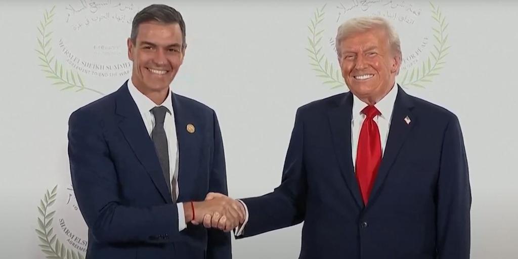 Sonrisas, pocas palabras y un tirón del brazo: así fue el saludo entre Trump y Sánchez en Egipto