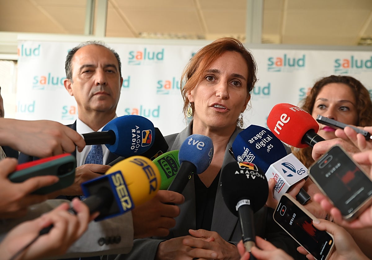 Junio de 2024. Mónica García visita el Hospital Miguel Servet de Zaragoza con el consejero de Sanidad aragonés, José Luis Bancalero (que en la imagen aparece a su derecha)