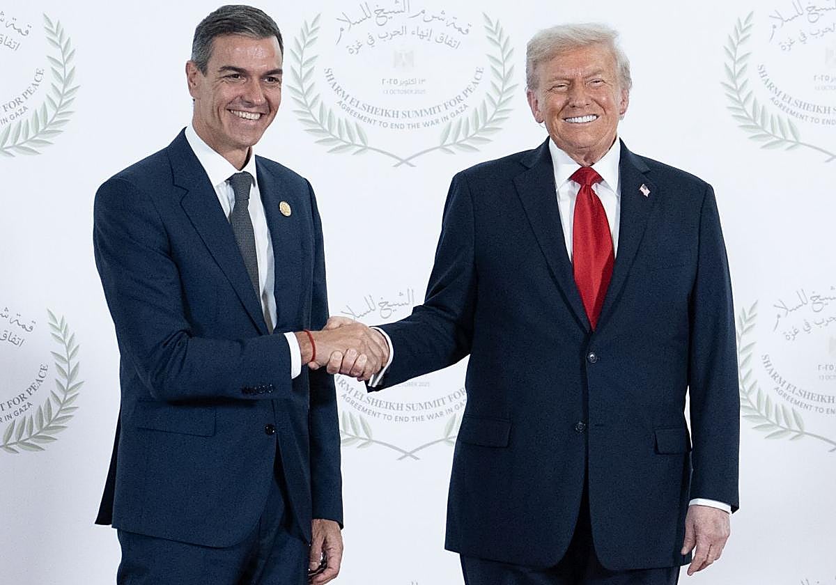 Pedro Sánchez junto a Donald Trump el pasado lunes en Egipto.
