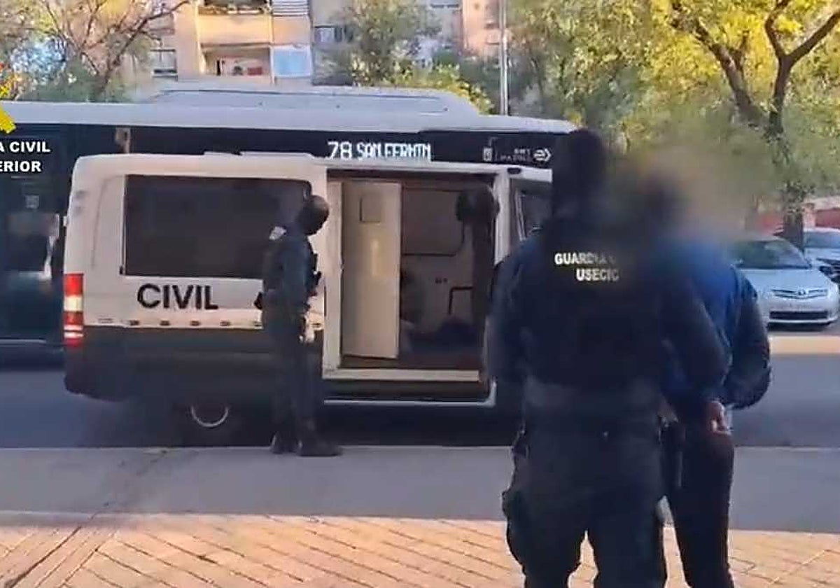 Agentes de la Guardia Civil, junto a uno de los detenidos