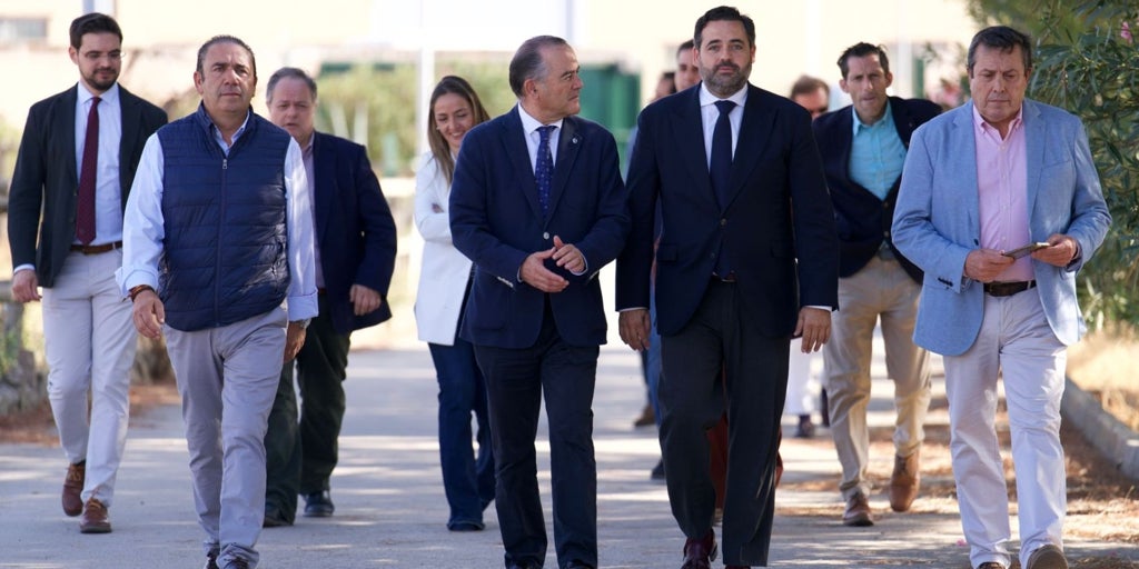 Núñez pregunta a Page si va a defender a los 150.000 autónomos de Castilla-La Mancha a los que el Gobierno quiere subir las cuotas