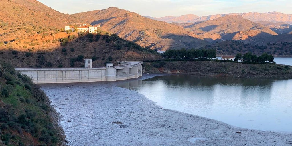 Hallan un cadáver en un saco flotando en un pantano de Málaga