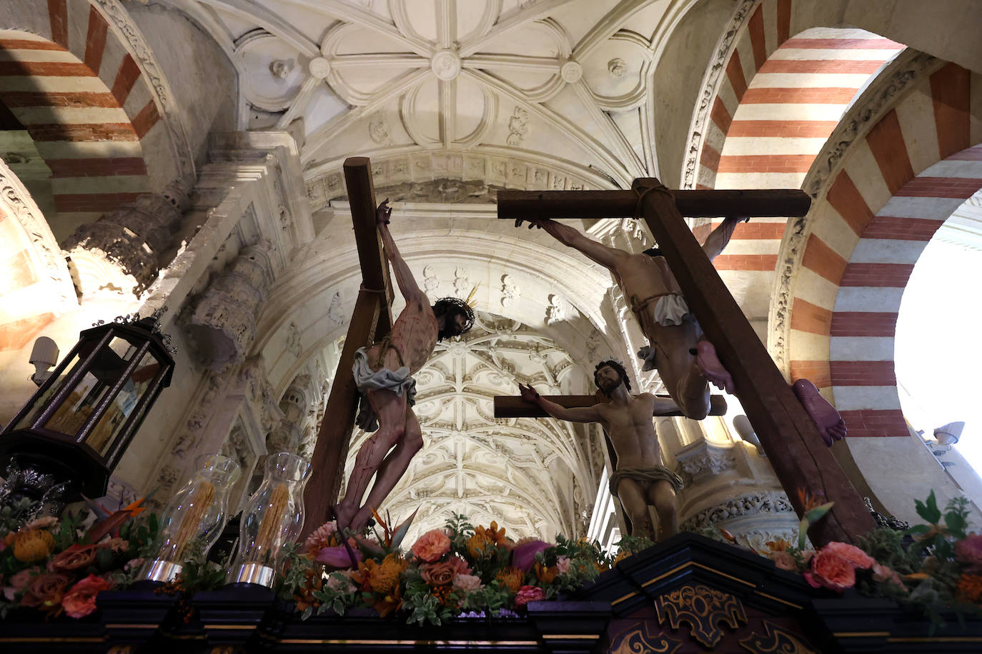 Los pasos del Vía Crucis Magno de Córdoba expuestos en la Mezquita-Catedral, en imágenes
