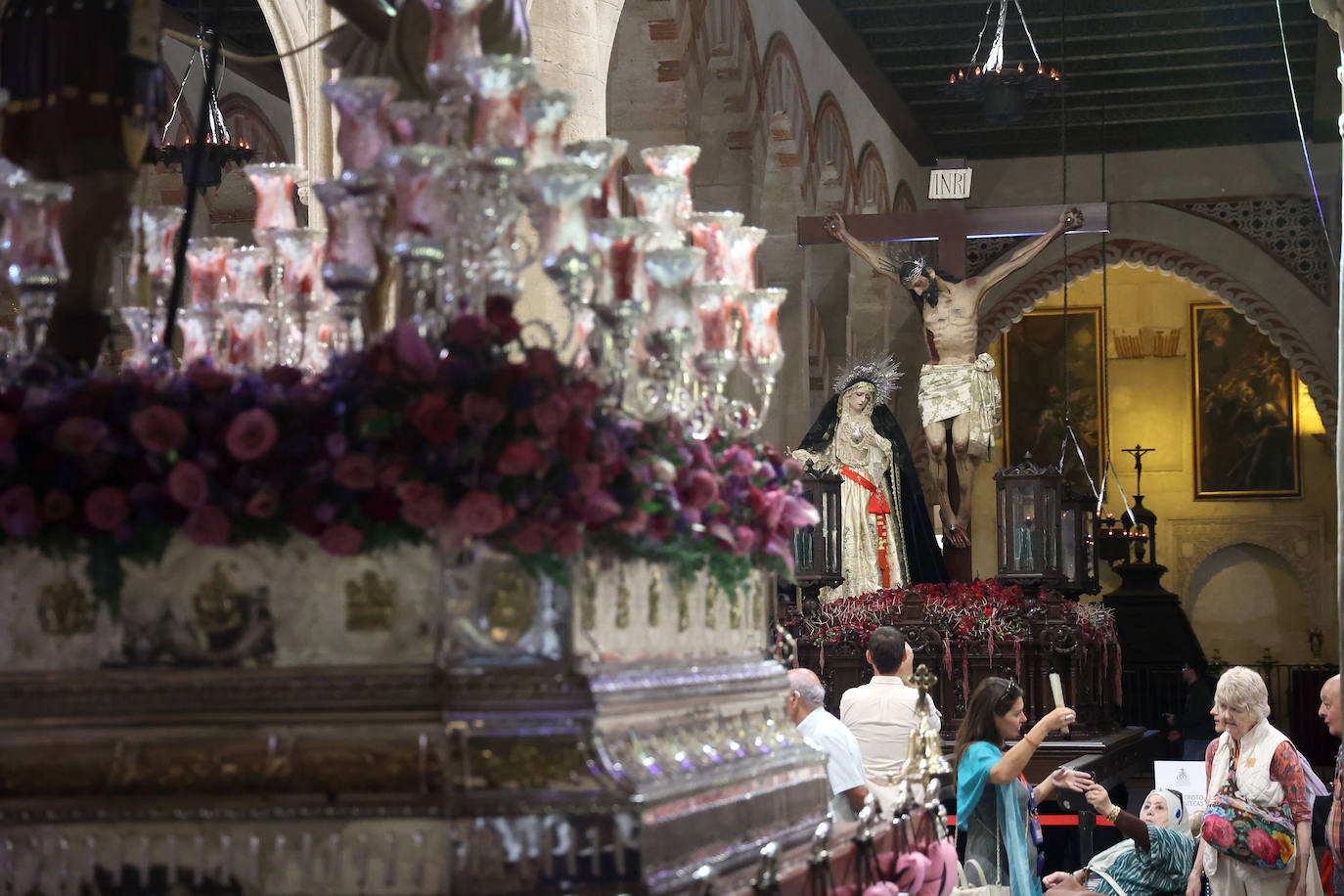 Los pasos del Vía Crucis Magno de Córdoba expuestos en la Mezquita-Catedral, en imágenes