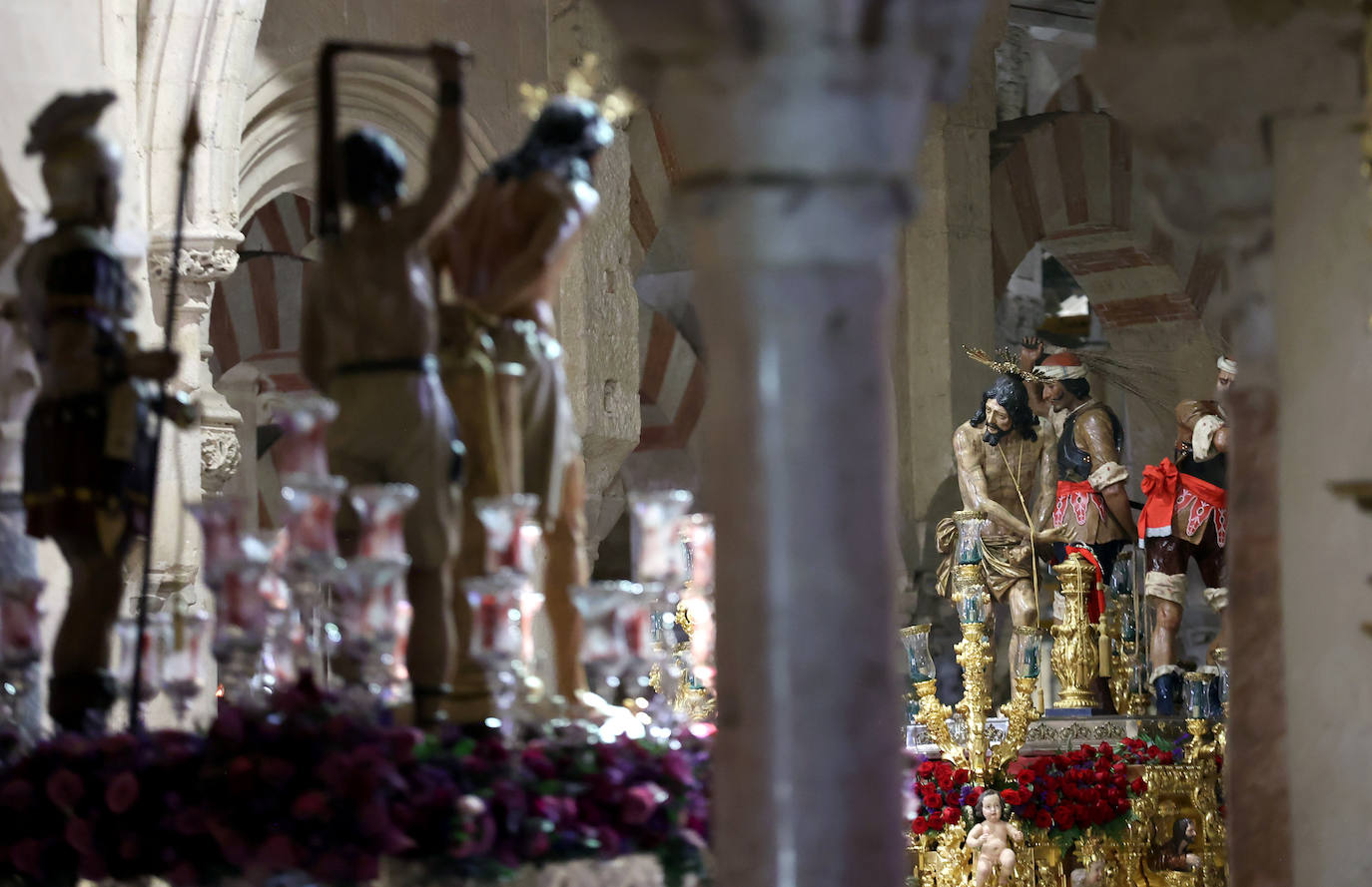 Los pasos del Vía Crucis Magno de Córdoba expuestos en la Mezquita-Catedral, en imágenes
