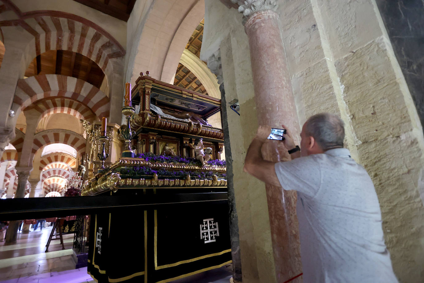 Los pasos del Vía Crucis Magno de Córdoba expuestos en la Mezquita-Catedral, en imágenes