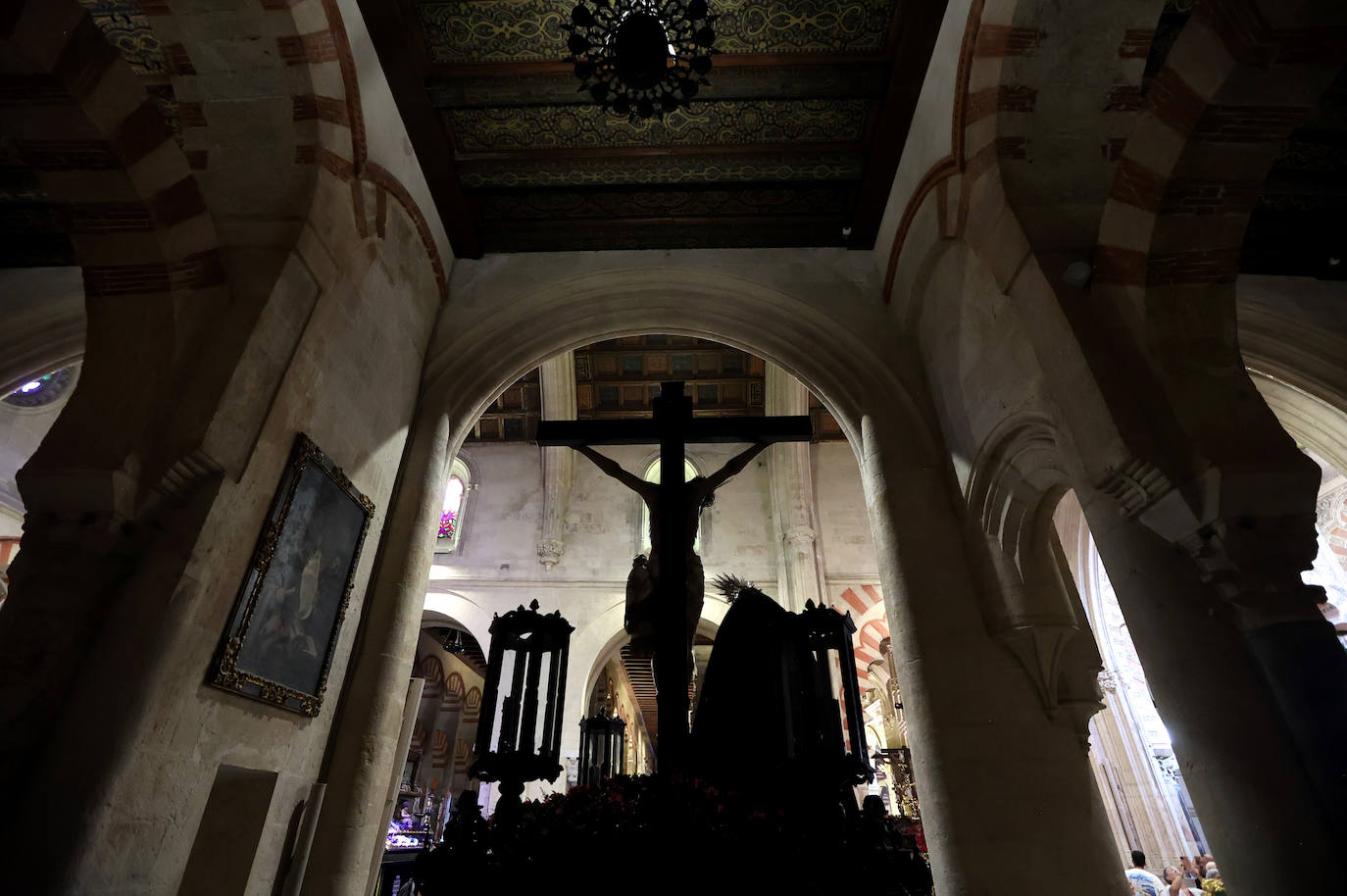 Los pasos del Vía Crucis Magno de Córdoba expuestos en la Mezquita-Catedral, en imágenes