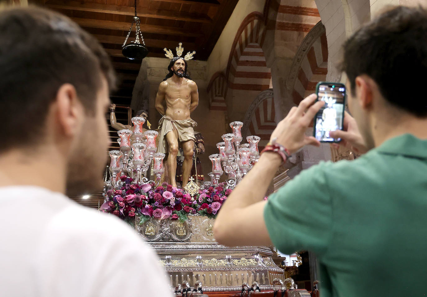 Los pasos del Vía Crucis Magno de Córdoba expuestos en la Mezquita-Catedral, en imágenes